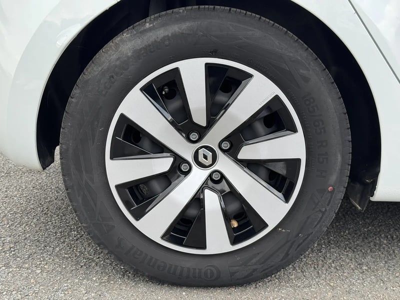 Photo de la voiture RENAULT CLIO V E-Tech full hybrid 145 Equilibre