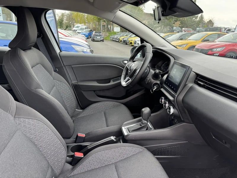 Photo de la voiture RENAULT CLIO V E-Tech full hybrid 145 Equilibre