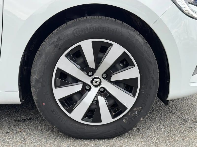 Photo de la voiture RENAULT CLIO V E-Tech full hybrid 145 Equilibre