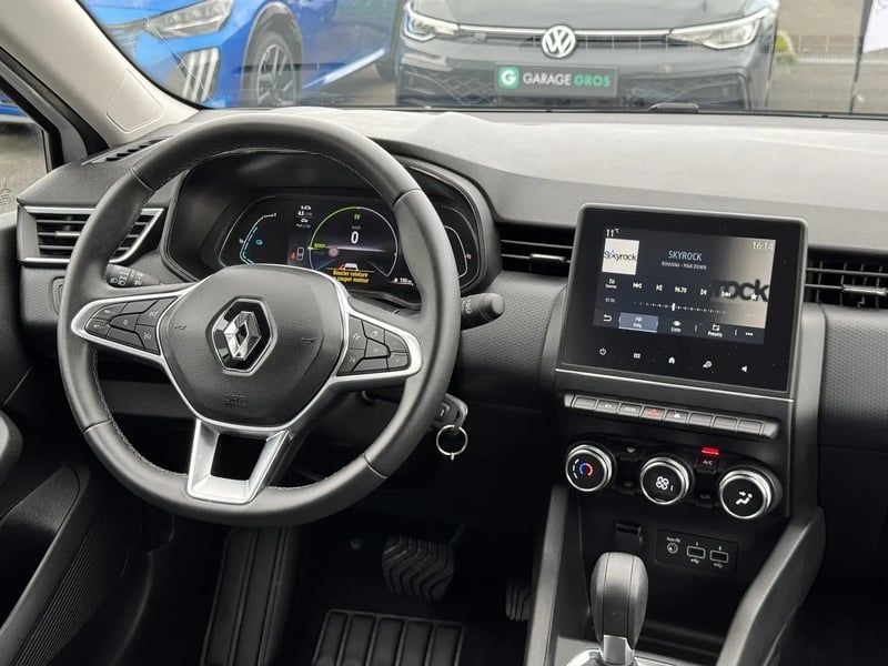 Photo de la voiture RENAULT CLIO V E-Tech full hybrid 145 Equilibre