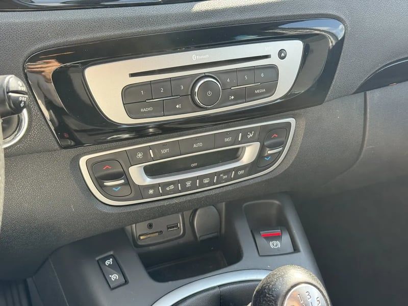 Photo de la voiture RENAULT SCENIC III dCi 110 Energy eco2 Bose Edition