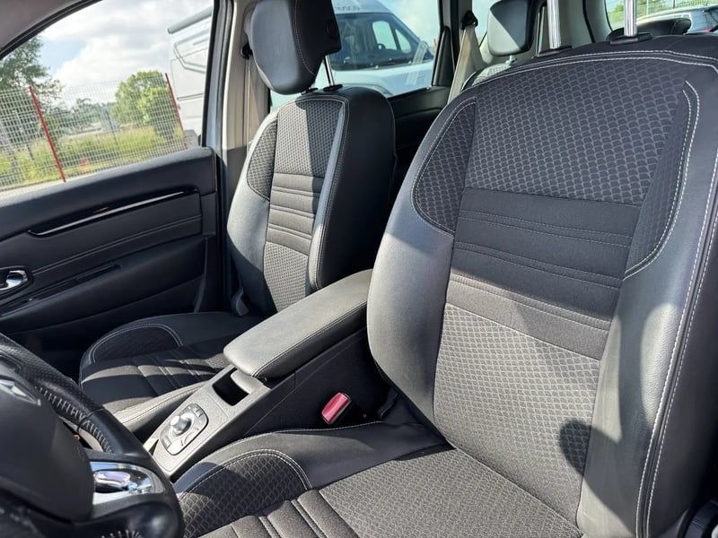 Photo de la voiture RENAULT SCENIC III dCi 110 Energy eco2 Bose Edition