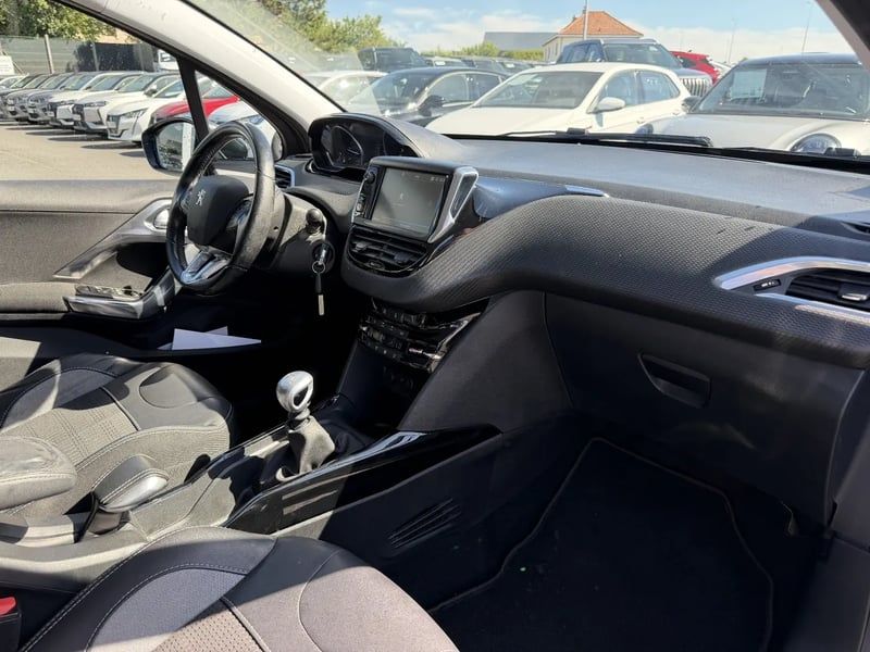 Photo de la voiture PEUGEOT 2008 1.6 BlueHDi 120ch S&S BVM6 Allure