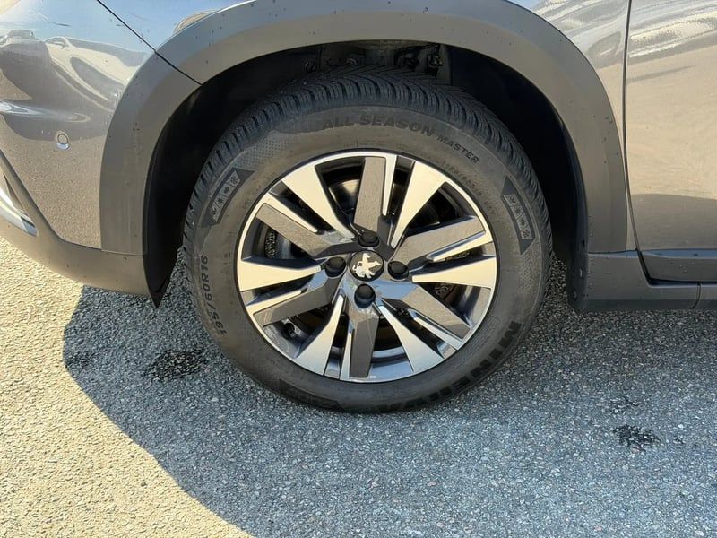 Photo de la voiture PEUGEOT 2008 1.6 BlueHDi 120ch S&S BVM6 Allure