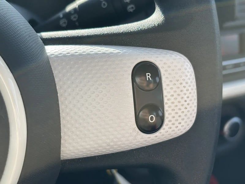 Photo de la voiture RENAULT TWINGO III 0.9 TCe 90 Limited 2017 EDC