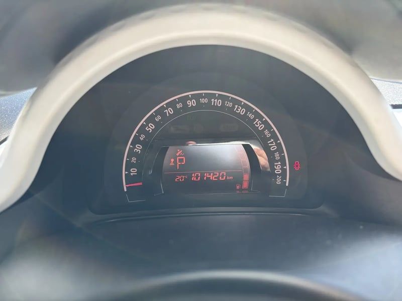 Photo de la voiture RENAULT TWINGO III 0.9 TCe 90 Limited 2017 EDC