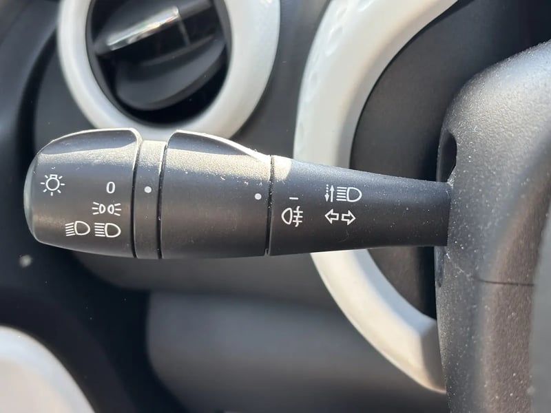 Photo de la voiture RENAULT TWINGO III 0.9 TCe 90 Limited 2017 EDC