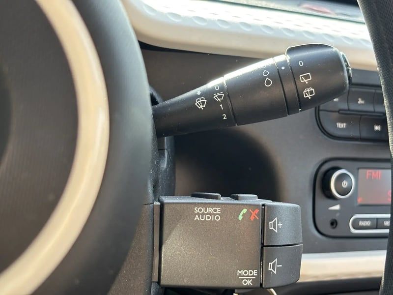 Photo de la voiture RENAULT TWINGO III 0.9 TCe 90 Limited 2017 EDC