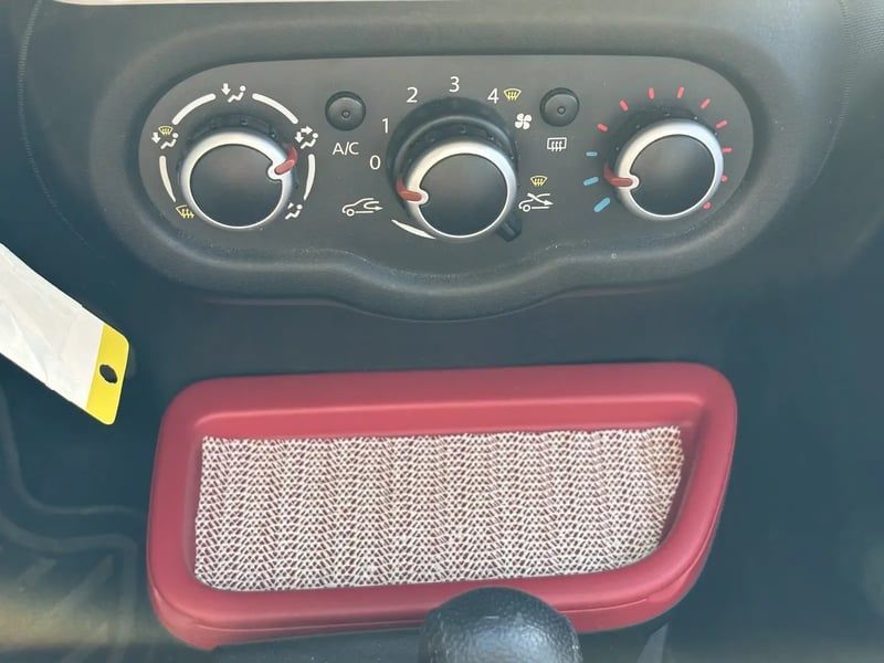 Photo de la voiture RENAULT TWINGO III 0.9 TCe 90 Limited 2017 EDC