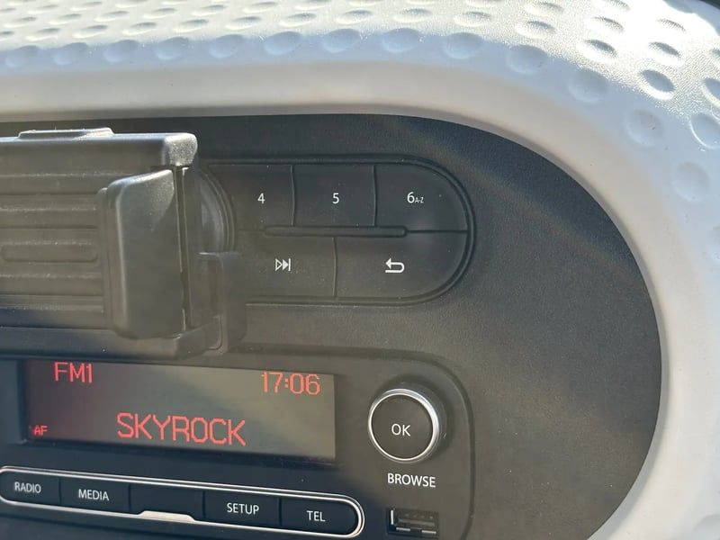 Photo de la voiture RENAULT TWINGO III 0.9 TCe 90 Limited 2017 EDC