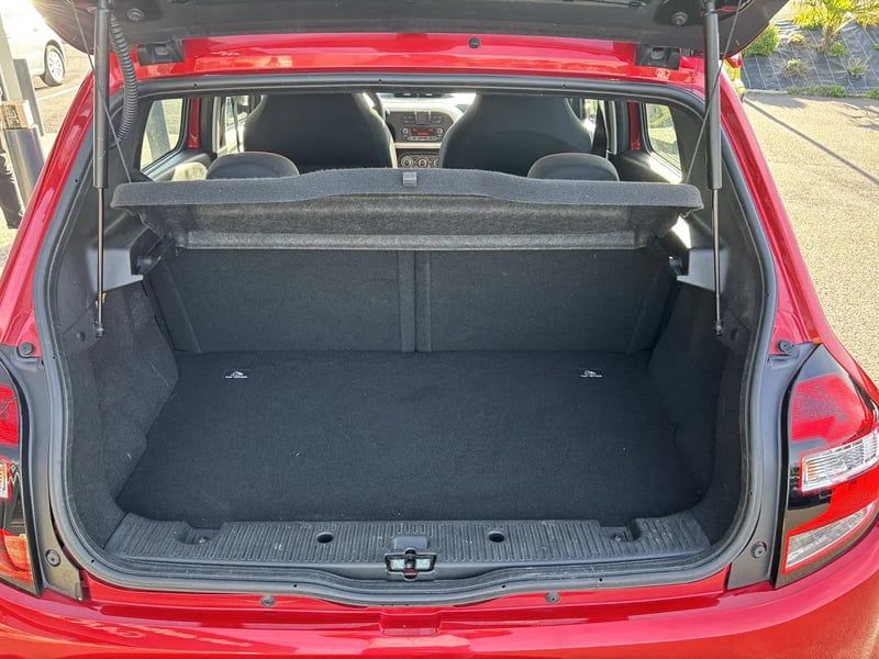 Photo de la voiture RENAULT TWINGO III 0.9 TCe 90 Limited 2017 EDC