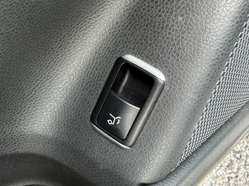 Photo de la voiture MERCEDES-BENZ GLA 200 d 7-G DCT Sensation