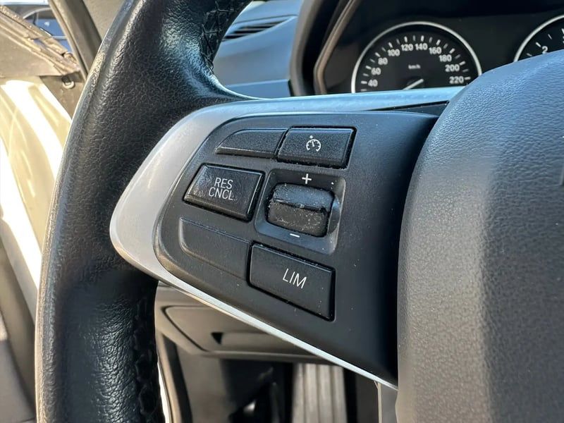 Photo de la voiture BMW X1 F48 sDrive 18i 136 ch BVA8 xLine