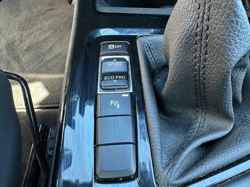 Photo de la voiture BMW X1 F48 sDrive 18i 136 ch BVA8 xLine