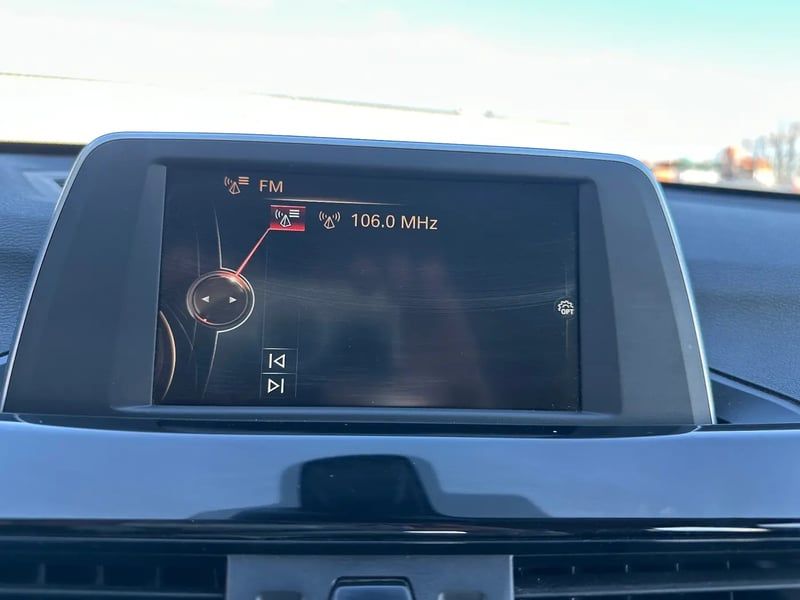 Photo de la voiture BMW X1 F48 sDrive 18i 136 ch BVA8 xLine