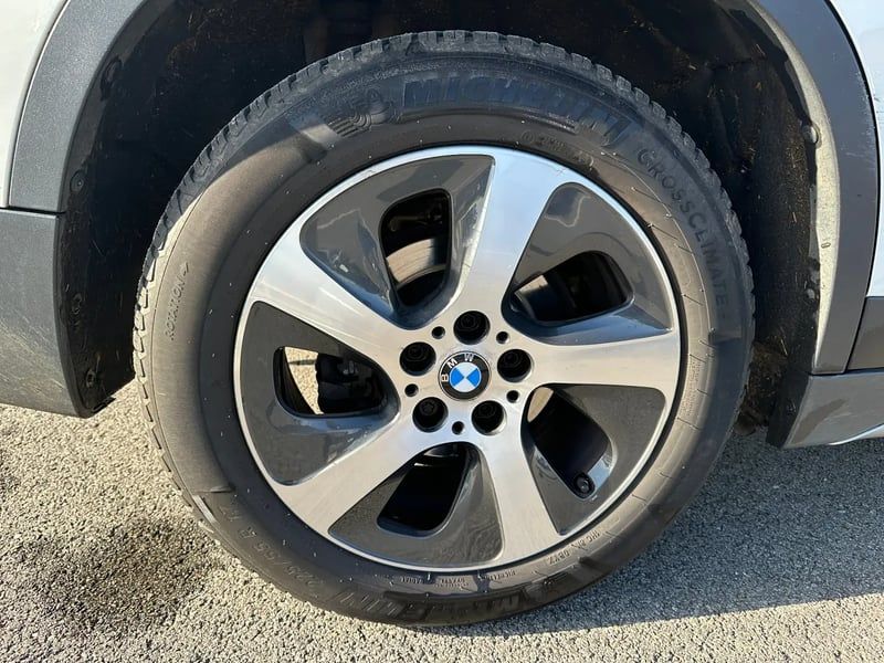 Photo de la voiture BMW X1 F48 sDrive 18i 136 ch BVA8 xLine