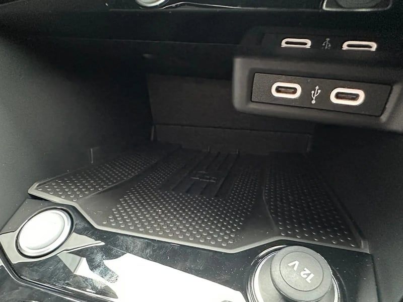 Photo de la voiture VOLKSWAGEN T-ROC 1.5 TSI EVO2 150 Start/Stop DSG7 R-Line Edition