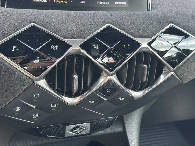 Photo de la voiture DS DS 3 CROSSBACK DS3 Crossback PureTech 130 EAT8 Performance Line