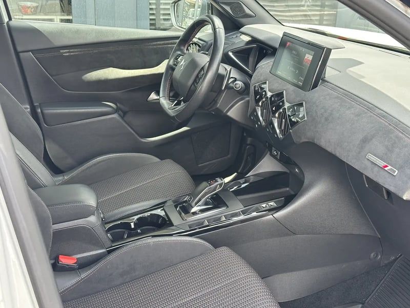 Photo de la voiture DS DS 3 CROSSBACK DS3 Crossback PureTech 130 EAT8 Performance Line