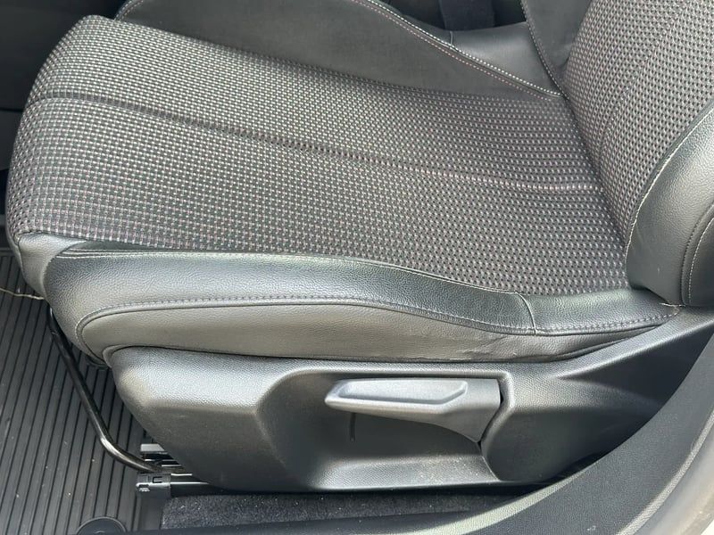 Photo de la voiture DS DS 3 CROSSBACK DS3 Crossback PureTech 130 EAT8 Performance Line