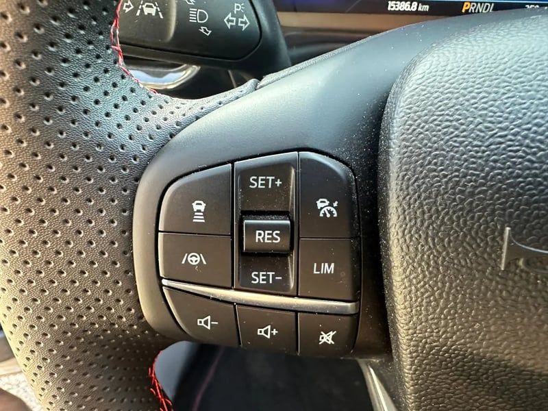 Photo de la voiture FORD PUMA 1.0 EcoBoost 155 ch mHEV S&S Powershift ST-Line