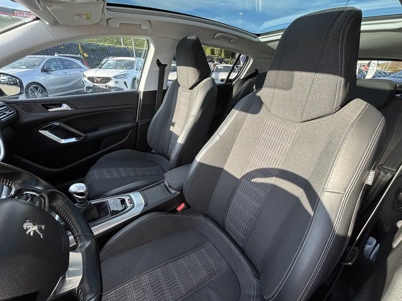 Photo de la voiture PEUGEOT 308 PureTech 130ch S&S BVM6 Allure