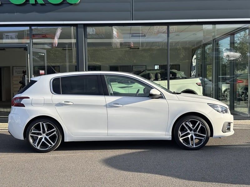 Photo de la voiture PEUGEOT 308 PureTech 130ch S&S BVM6 Allure