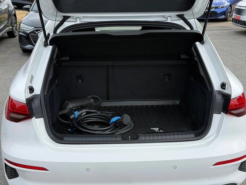 Photo de la voiture AUDI A3 SPORTBACK 40 TFSIe 204 S tronic 6 Design