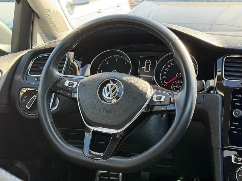 Photo de la voiture VOLKSWAGEN GOLF 1.6 TDI 115 BlueMotion Technology FAP Sound