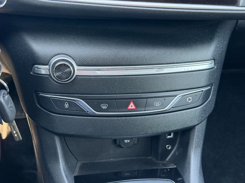 Photo de la voiture PEUGEOT 308 1.6 BlueHDi 120ch S&S BVM6 Serie Speciale Style