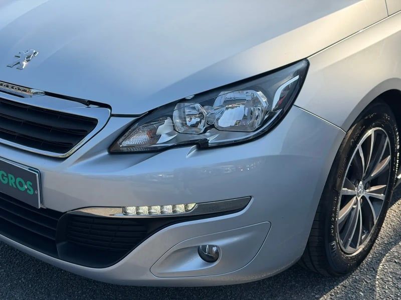 Photo de la voiture PEUGEOT 308 1.6 BlueHDi 120ch S&S BVM6 Serie Speciale Style