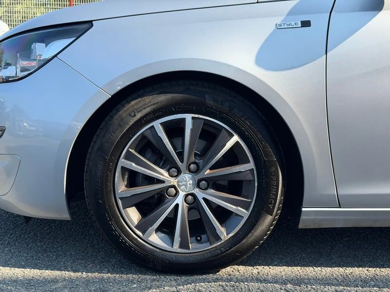 Photo de la voiture PEUGEOT 308 1.6 BlueHDi 120ch S&S BVM6 Serie Speciale Style