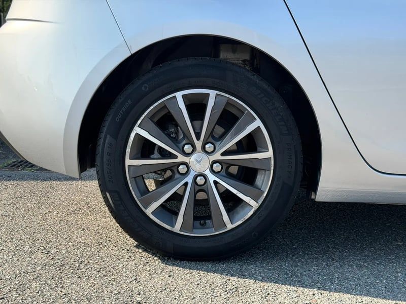 Photo de la voiture PEUGEOT 308 1.6 BlueHDi 120ch S&S BVM6 Serie Speciale Style