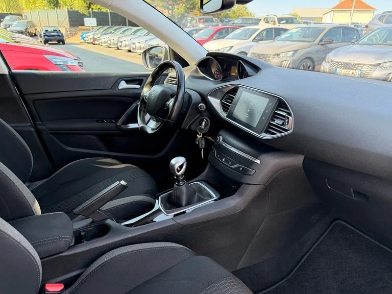 Photo de la voiture PEUGEOT 308 1.6 BlueHDi 120ch S&S BVM6 Serie Speciale Style