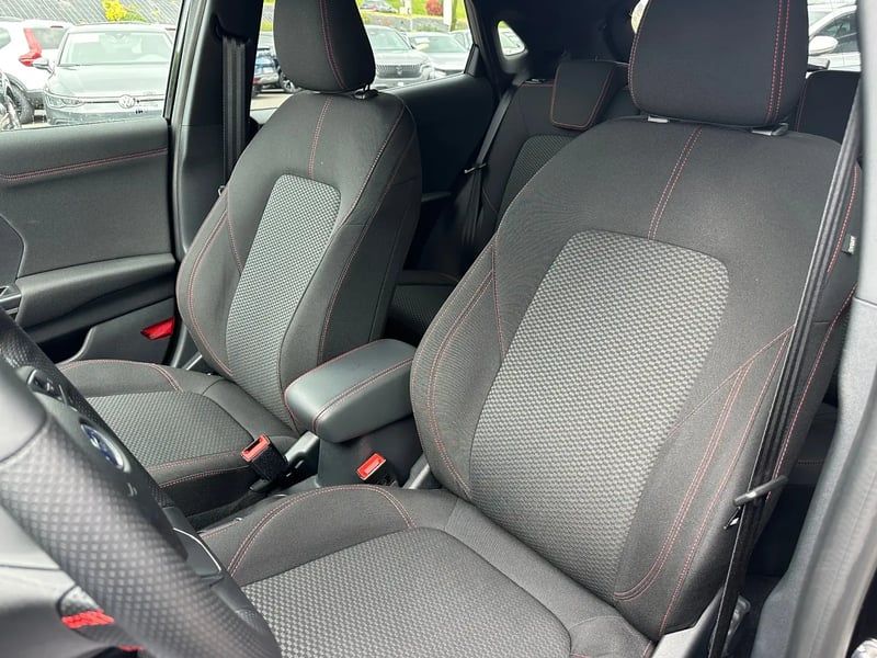 Photo de la voiture FORD PUMA 1.0 EcoBoost 155 ch mHEV S&S Powershift ST-Line