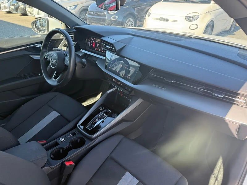Photo de la voiture AUDI A3 SPORTBACK TFSI Mild Hybrid 116 S tronic 7 Design