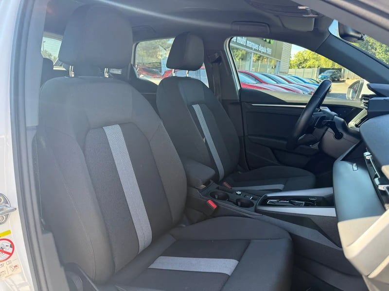 Photo de la voiture AUDI A3 SPORTBACK TFSI Mild Hybrid 116 S tronic 7 Design