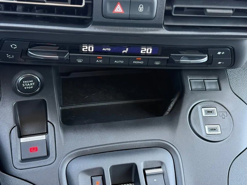 Photo de la voiture PEUGEOT RIFTER Standard BlueHDi 130 S&S EAT8 Allure