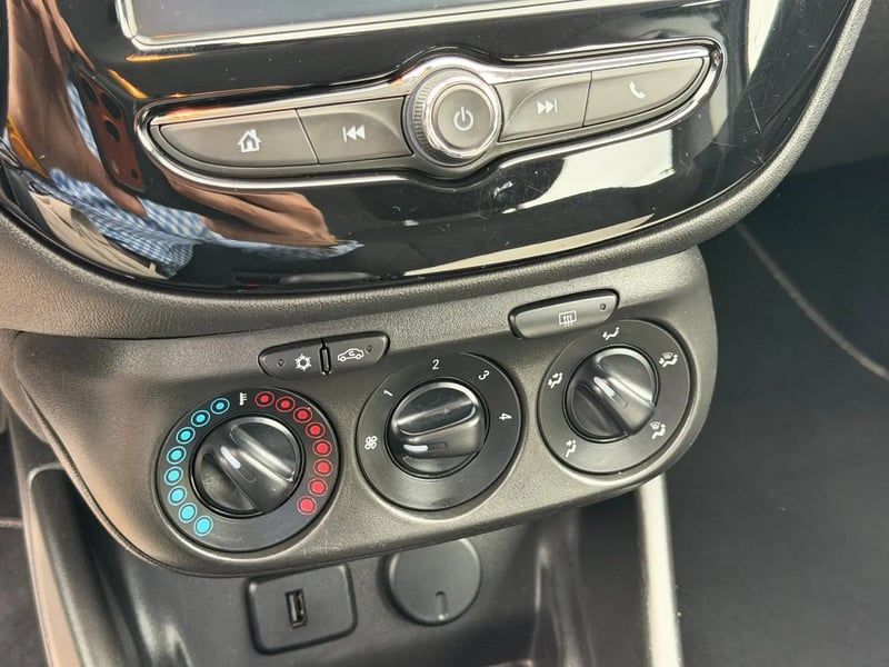 Photo de la voiture OPEL CORSA 1.4 90 ch Design 120 ans