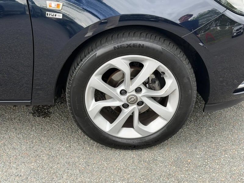 Photo de la voiture OPEL CORSA 1.4 90 ch Design 120 ans