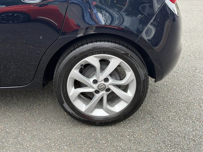 Photo de la voiture OPEL CORSA 1.4 90 ch Design 120 ans