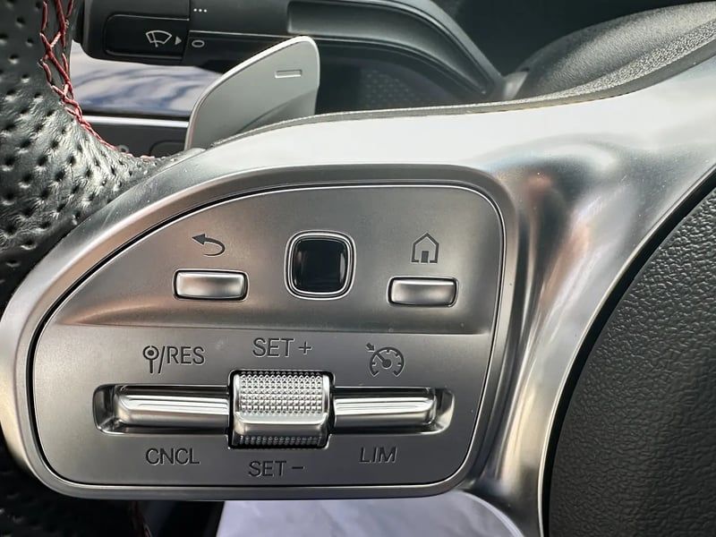 Photo de la voiture MERCEDES CLASSE A BERLINE 200 7G-DCT AMG Line