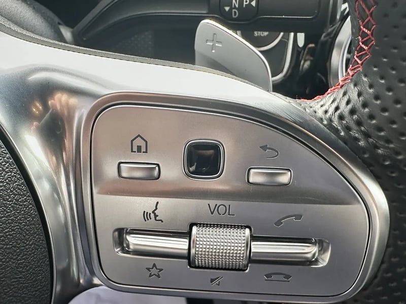 Photo de la voiture MERCEDES CLASSE A BERLINE 200 7G-DCT AMG Line