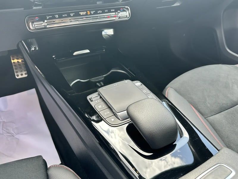 Photo de la voiture MERCEDES CLASSE A BERLINE 200 7G-DCT AMG Line