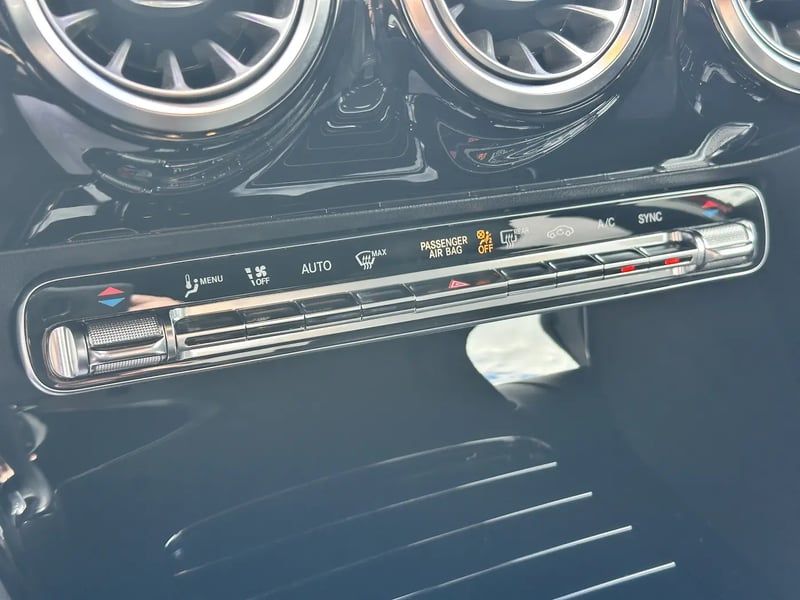 Photo de la voiture MERCEDES CLASSE A BERLINE 200 7G-DCT AMG Line