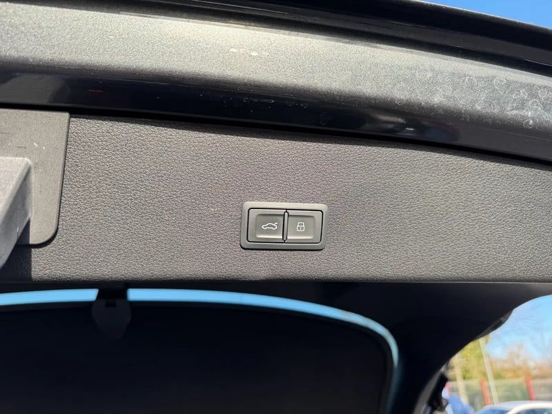 Photo de la voiture AUDI E-TRON SPORTBACK 50 quattro 313 ch S line