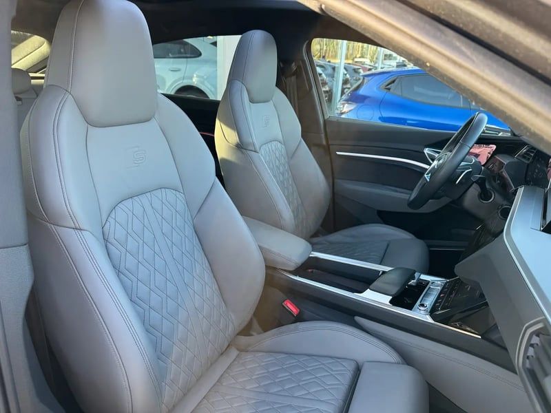 Photo de la voiture AUDI E-TRON SPORTBACK 50 quattro 313 ch S line