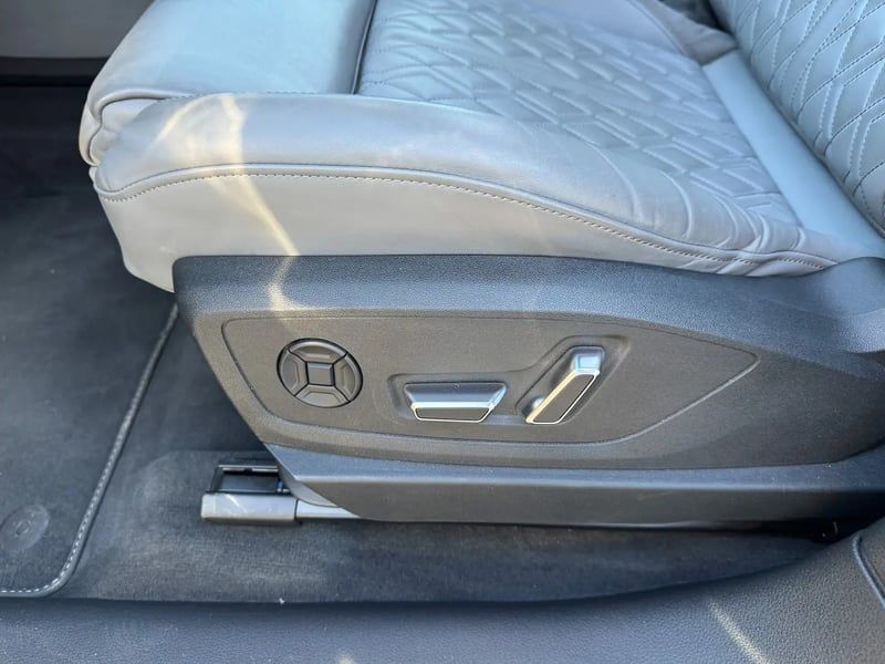 Photo de la voiture AUDI E-TRON SPORTBACK 50 quattro 313 ch S line