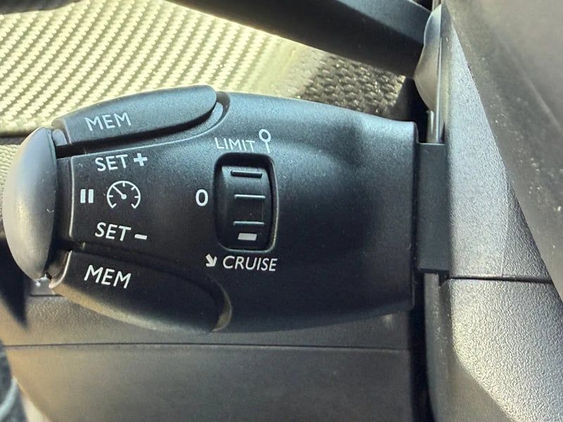 Photo de la voiture PEUGEOT 208 PureTech 100 S&S BVM6 Active Pack