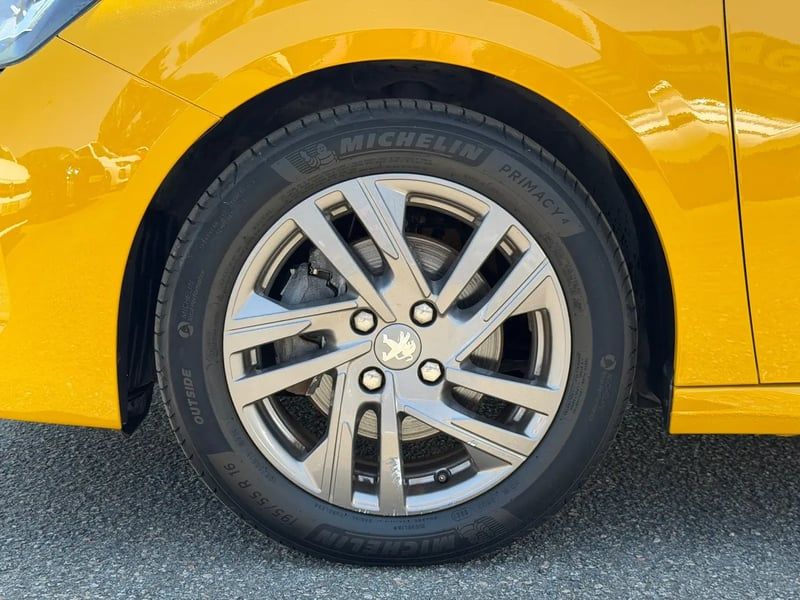 Photo de la voiture PEUGEOT 208 PureTech 100 S&S BVM6 Active Pack